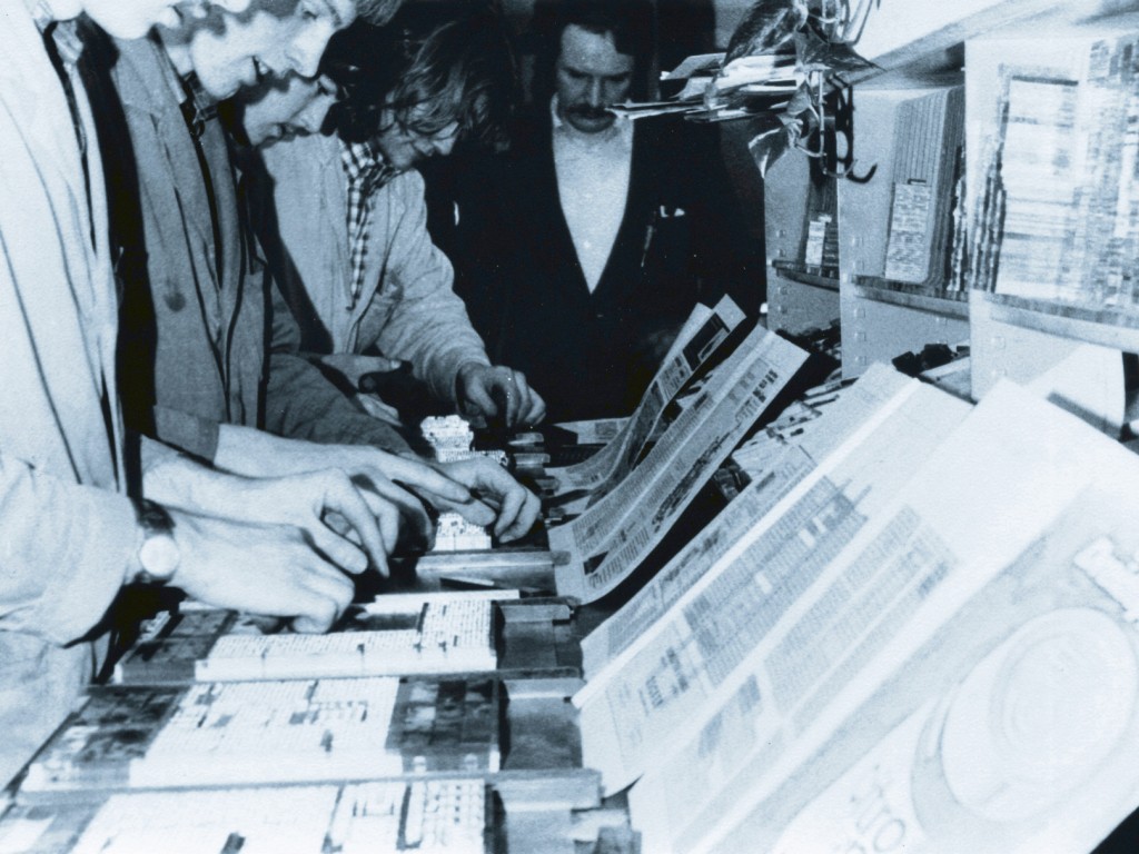Schriftsetzer-Lehrlinge bei der Arbeit